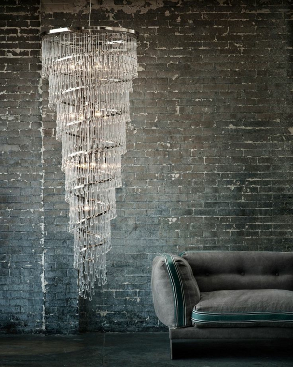 lustre-en-cristal-design-spiral-et-mur-en-briques