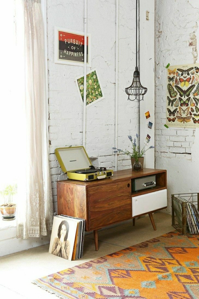meuble-d-appoint-commode-en-bois-de-style-vintage-tapis-vintage-coloré