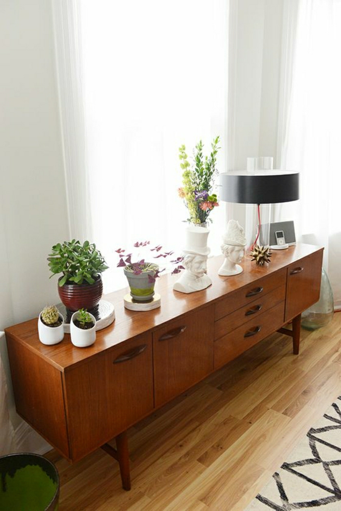meuble-d-appoint-en-bois-foncé-plantes-vertes-lampe-décorative-fenetre-rideaux-blancs