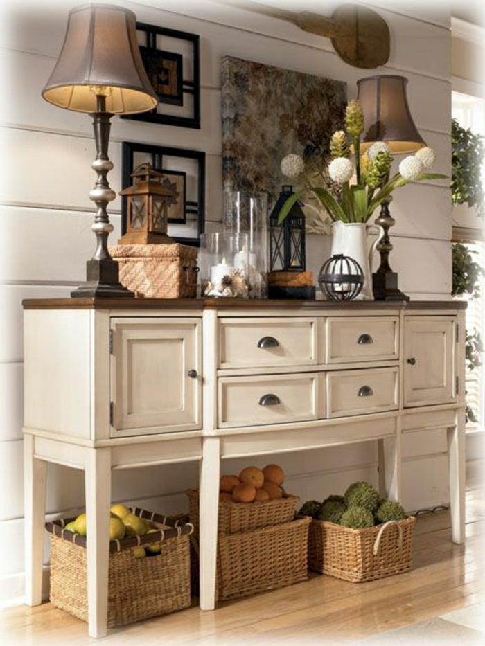 meuble-d-entrée-en-bois-blanc-marron-fleurs-lampe-décorative-sol-en-parquet