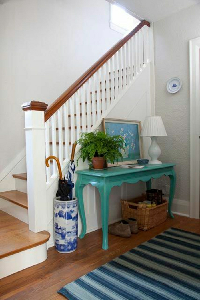 meuble-d-entrée-en-bois-bleu-meuble-d-appoint-tapis-coloré-escalier-en-bois