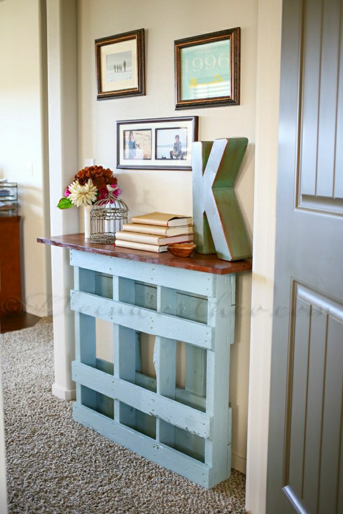 meuble-de-palette-meuble-d-entrée-en-bois-bleu-fleurs-colorés-sol-moquette