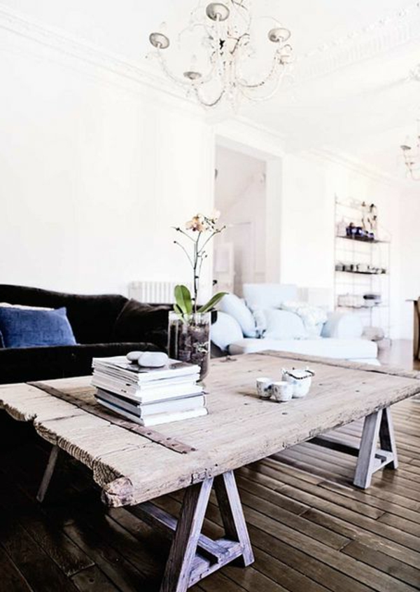 meuble-en-palette-salon-canapé-noir-intérieur-classique-fleurs