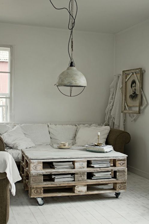 meuble-en-palette-salon-confortable-canapé-beige-intérieur-classique