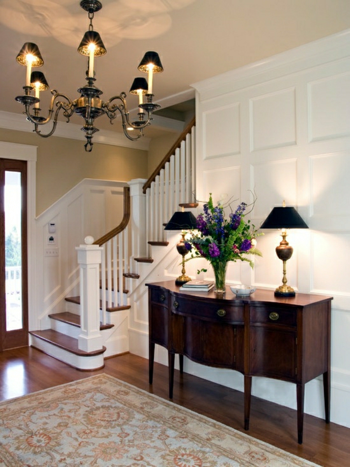 meuble-entrée-en-bois-fleurs-lampes-décoratives-lustre-grande-escalier