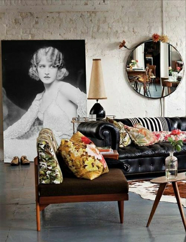 meuble-industriel-salon-salle-de-séjour-canapé-en-cuir-noir-coussins-colorés-miroir