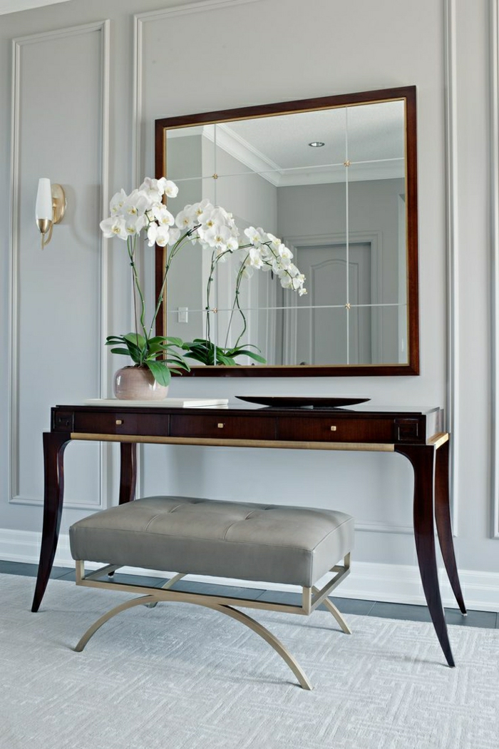 meubles-d-appoint-miroir-fleur-blanc-élégant-idée-petit-tabouret-en-cuir-gris