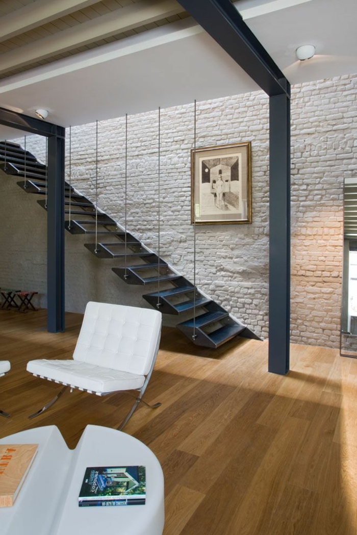 mur-en-brique-blanc-et-escalier-loft-original