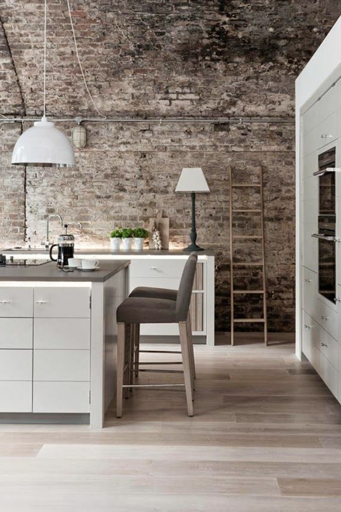 mur-en-brique-et-mobilier-blanc-de-cuisne