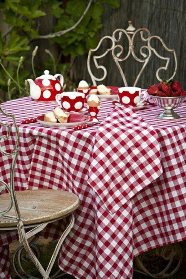 nappe-aux-carreaux-blanc-rouge-set-de-table-rouge-chaises-en-fer-forgé-table-de-jardin