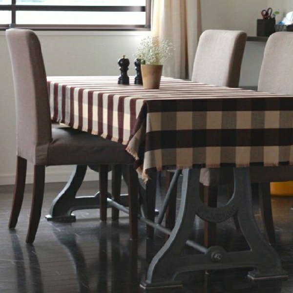 nappe-aux-carreaux-brun-beige-fleur-décoration-de-table-chaises
