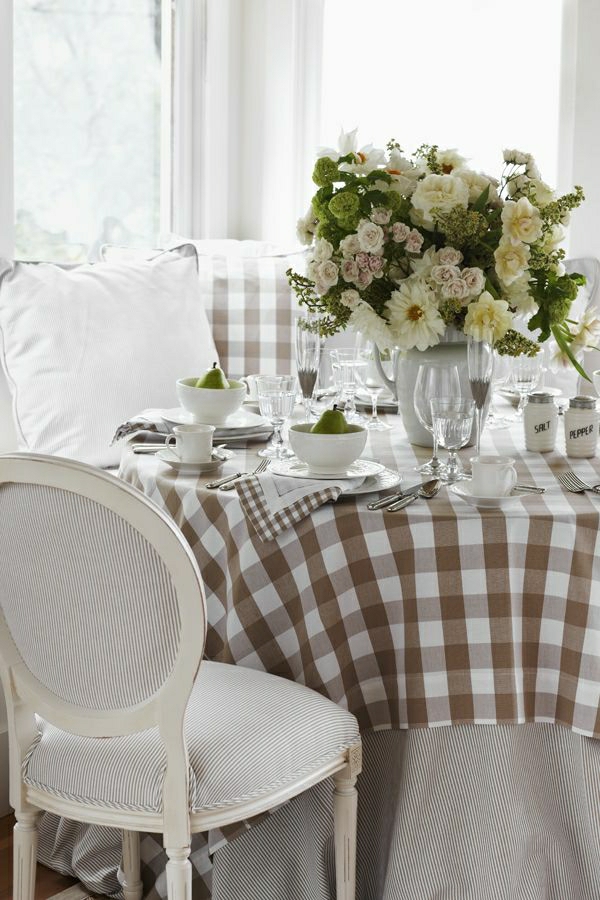 nappe-aux-carreaux-brun-blanc-décoration-de-table-fleurs-blancs