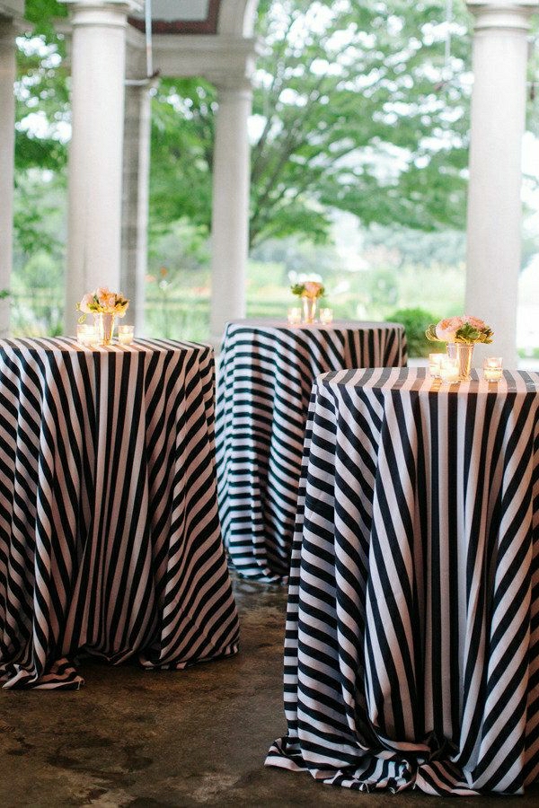 nappe-aux-rayures-blanc-noir-decoration-de-table-avec-fleurs