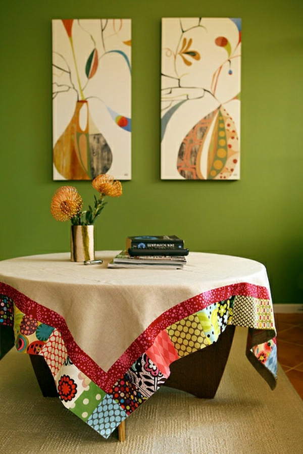 nappe-beige-coloré-une-table-basse-en-bois-fleurs-de-table-mur-vert
