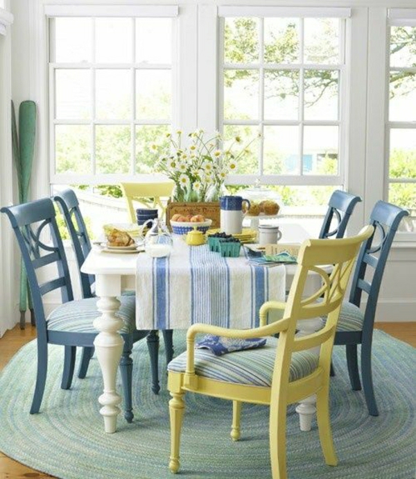 nappe-blanche-bleu-salle-de-séjour-belle-ambiance-cocooning-fleurs-de-table