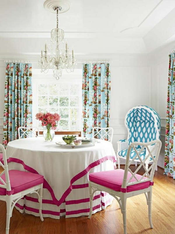 nappe-blanche-rose-fleurs-set-de-table-beau-rideaux-colorés-lustre-baroque-chaise-en-bois
