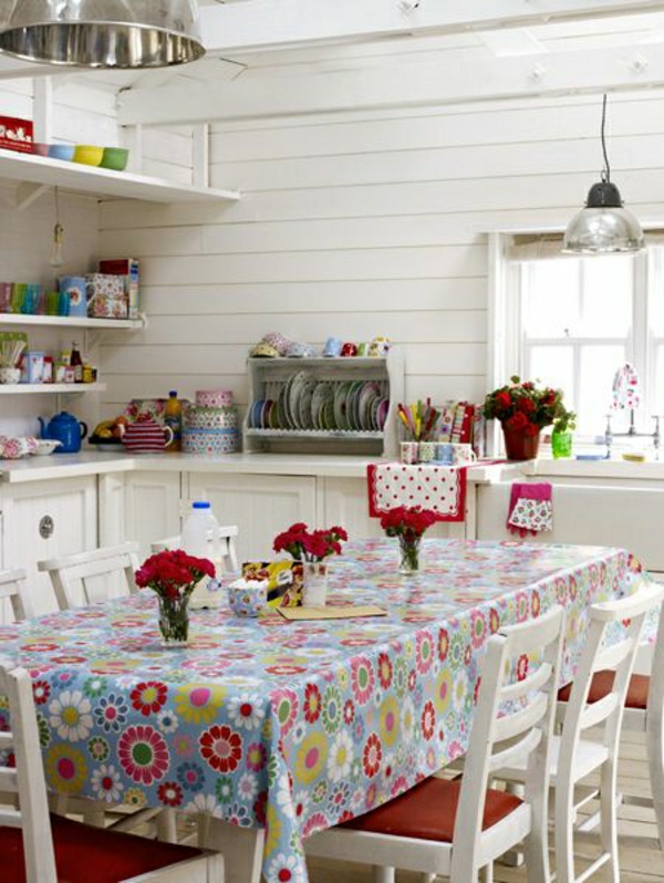 nappe-cirée-fleurs-déssinés-nappe-colorée-chaises-en-bois-blanc-cuisine-salle-de-séjur