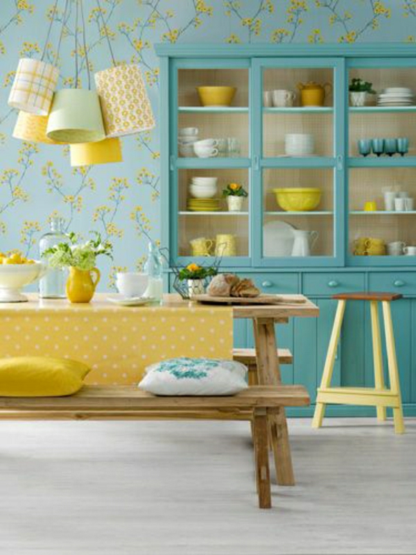 nappe-cirée-jaune-aux-points-fleurs-décoration-de-table-cuisine-bleue-table-en-bois