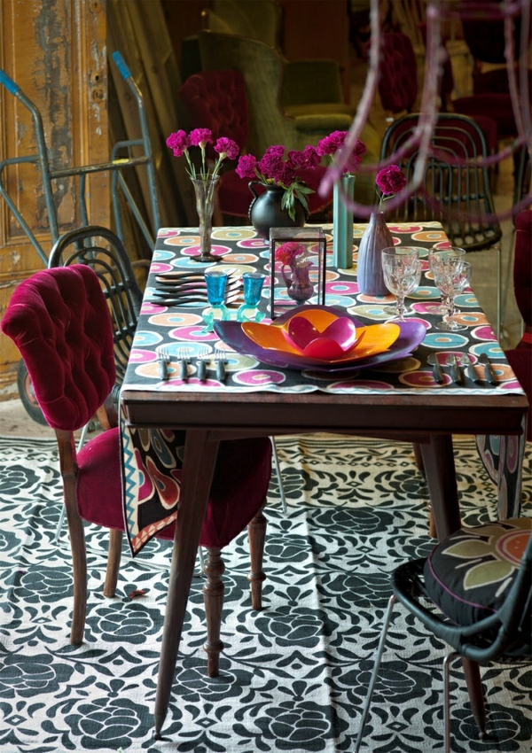 nappe-cuirée-de-table-coloré-fleurs-intérieur-vintage-sol-tapis-banc-noir