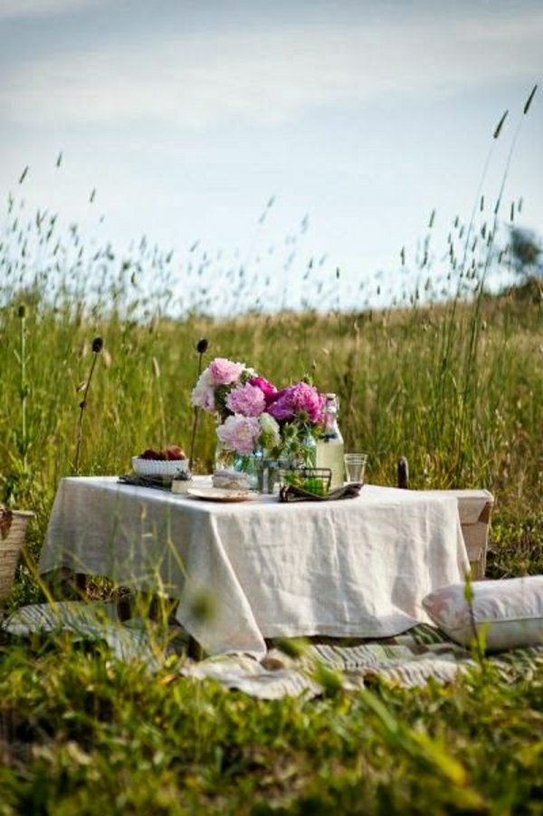 nappe-de-lin-beige-fleurs-table-de-jardin-camping-table-basse