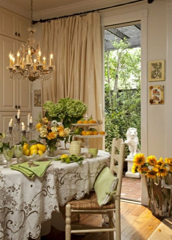nappe-de-lin-beige-fleurs-table-diner-bougies-parquet-tournesol-rideaux-longs