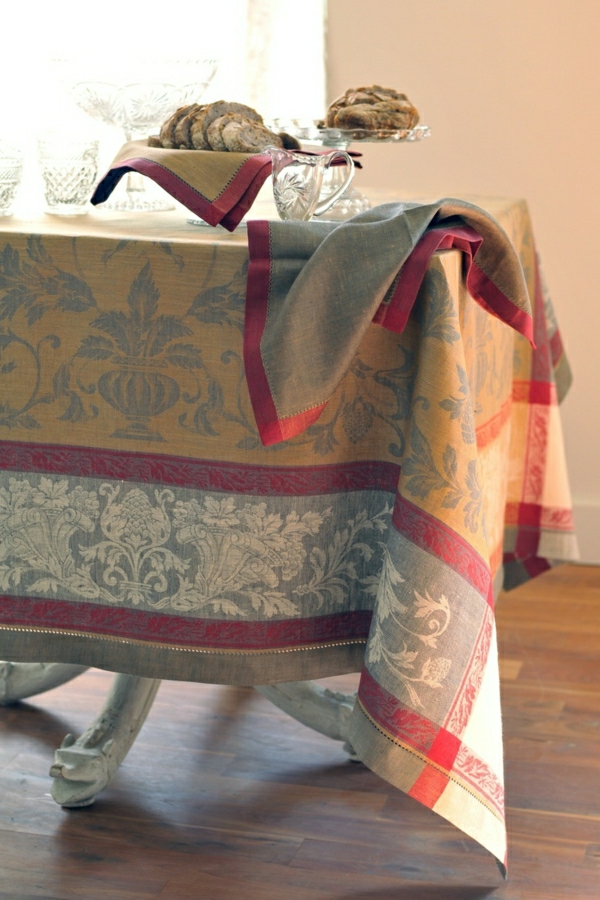 nappe-de-table-en-tissu-élégant-variant-pour-la-table-en-bois