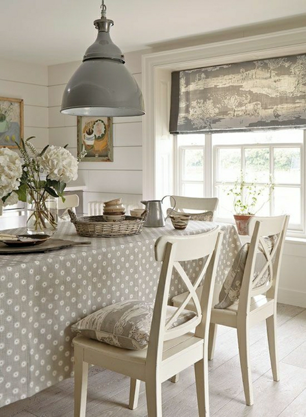nappe-de-table-grise-fleurs-de-table-chaise-en-bois-blanc-cuisine-élégante