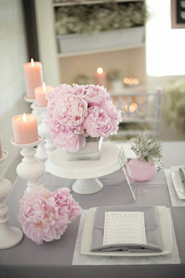 nappe-gris-nappe-de-table-fleurs-roses-bougies-roses-élégante-variante