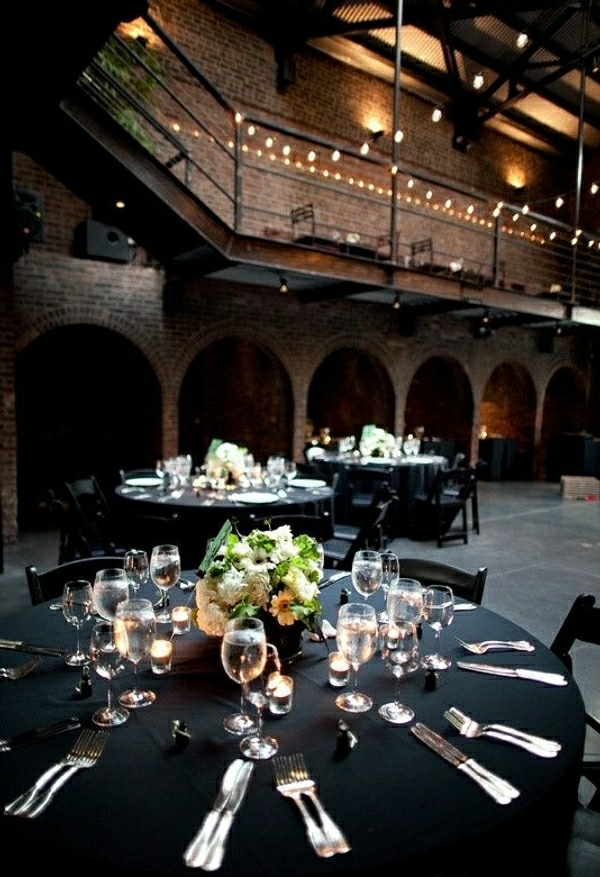 nappe-noire-élégante-set-de-table-élégant-décoration-de-table-mariage-occasion