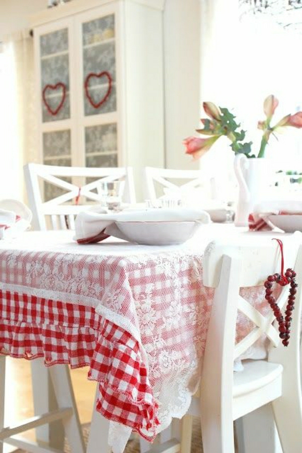 nappe-rouge-blanche-fleurs-chambre-de-séjour-cuisine-intérieur-blanc-moderne-chaises-blancs