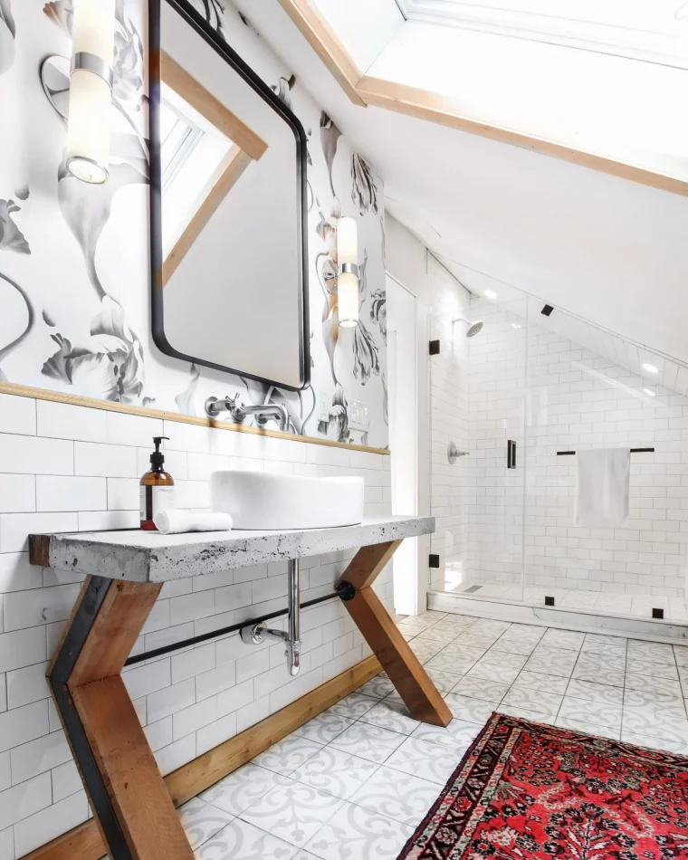 papier peint salle de bain miroir accents bois tapis ethniques motifs