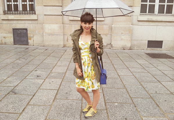 parapluie-transparent-et-tenue-urbaine