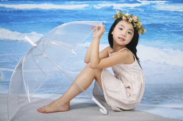 parapluie-transparent-et-une-petite-fille