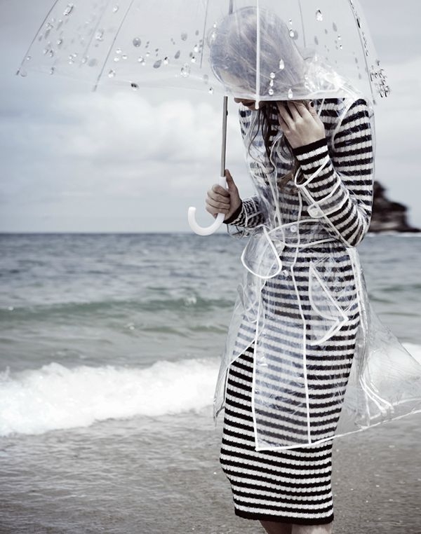 parapluie-transparent-et-une-robe-à-rayures
