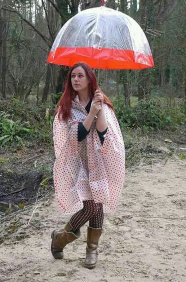 parapluie-transparent-rebord-rouge