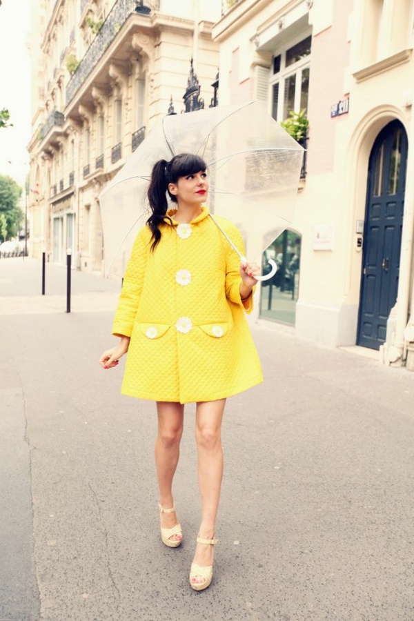 parapluie-transparentet-fille-en-tenue-jaune