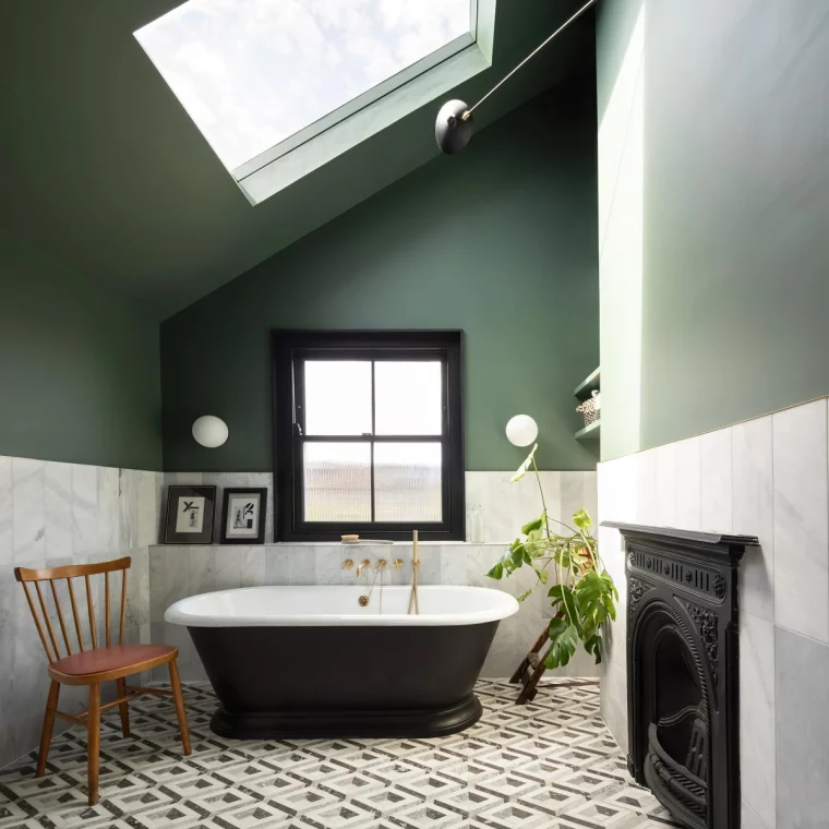 peinture vert sombre deco salle de bain sous combles baignoire