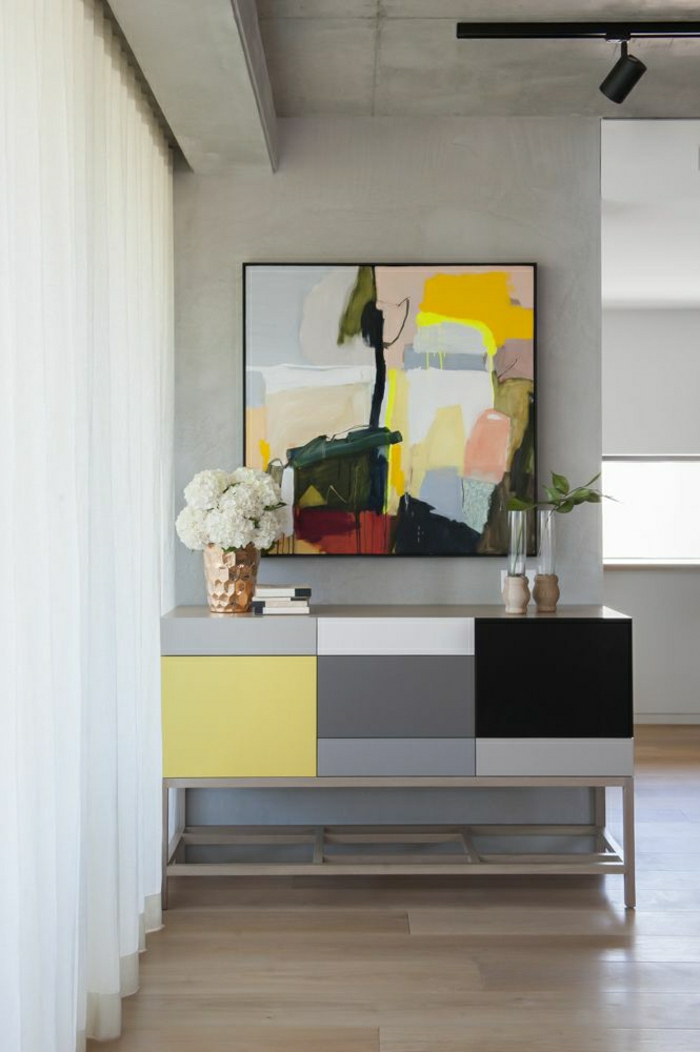 peintures-murales-colorés-meuble-d-appoint-coloré-jaune-gris-noir-fleurs