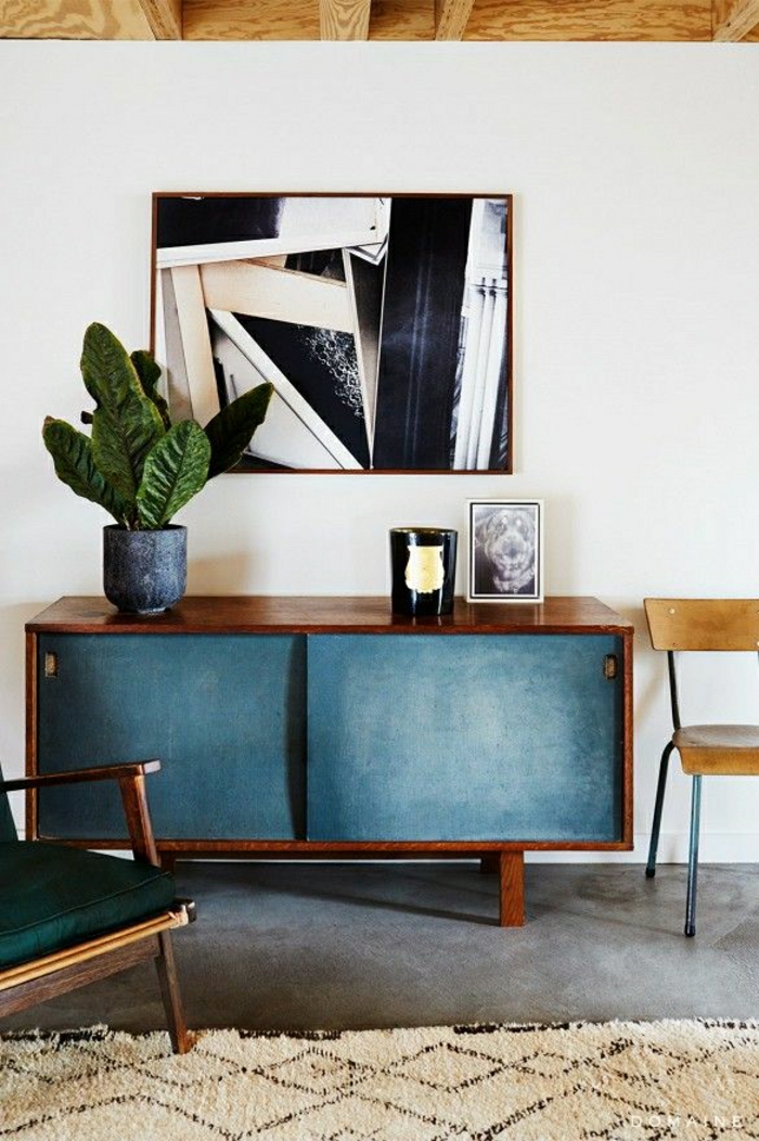 petit-meuble-entrée-meuble-en-bois-bleu-plante-verte-peinture-sol-en-lin-tapis