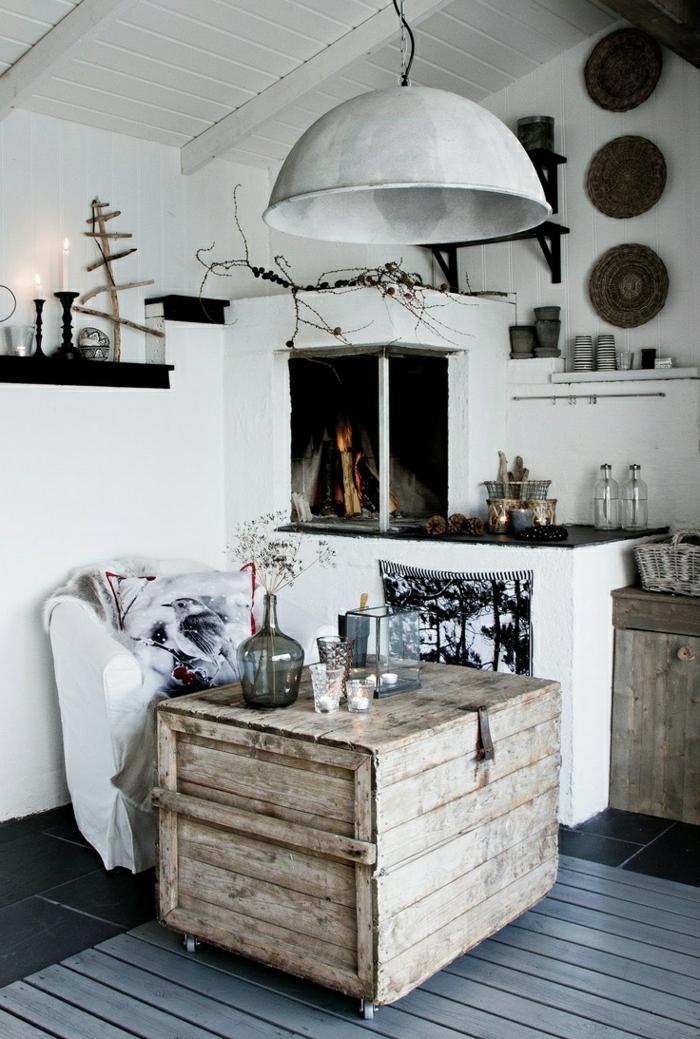petit-table-d-appoint-en-bois-fleurs-salon-plancher-carrelage-cheminée