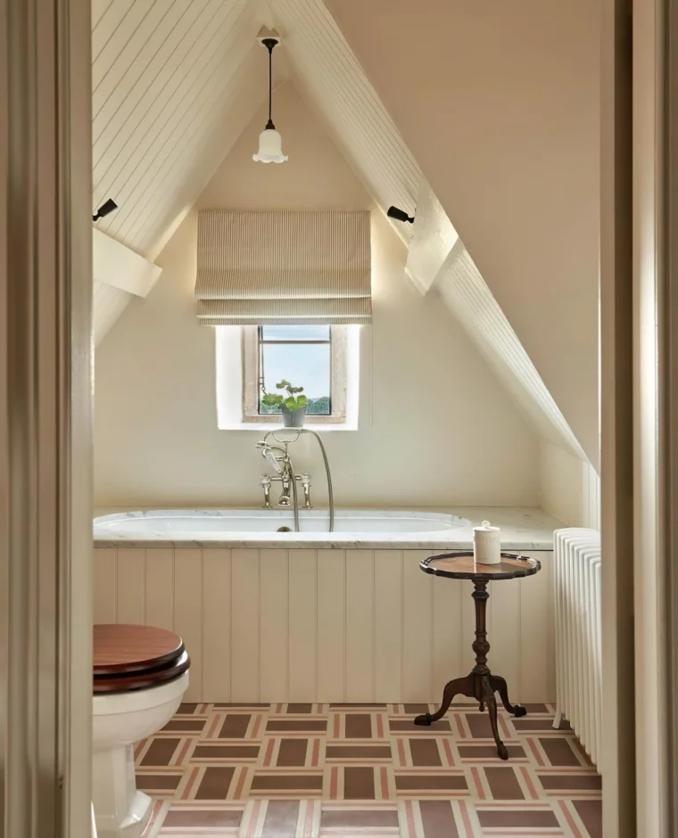 petite salle de bain mansardee carrelage sol motifs geometrique blanc marron