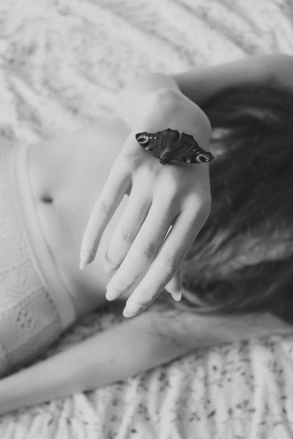 photo-mains-noir-et-blanc-photographie-artistique-papillon-sur-la-main