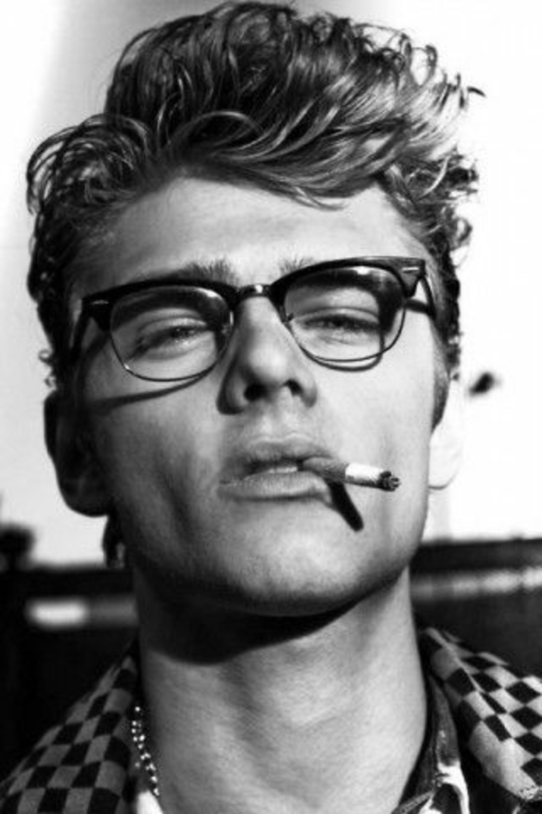 photographie-acteur-iconique-noir-et-blanc-portrait-james-dean-lunettes-cigarette