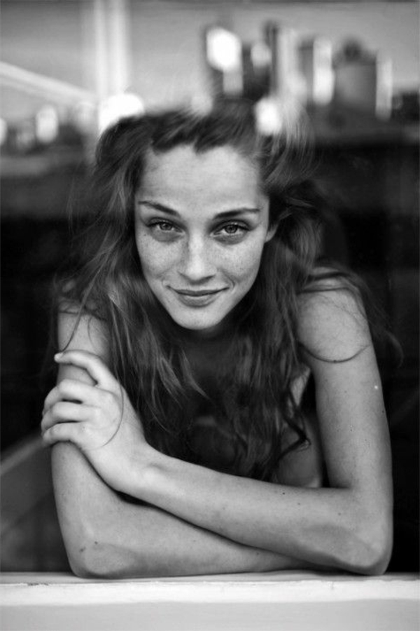 photographie-noir-et-blanc-portrait-belle-femme-sourire