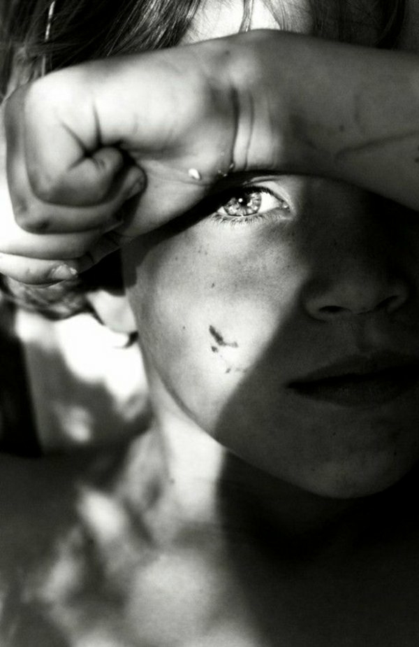 photographie-noir-et-blanc-portrait-enfant-tristesse
