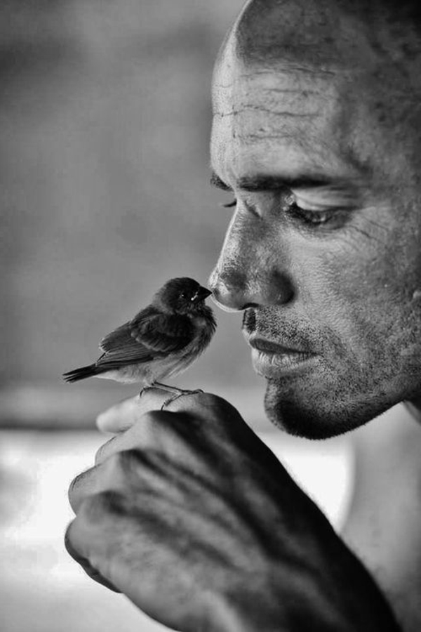 photographie-noir-et-blanc-portrait-homme-et-oiseau