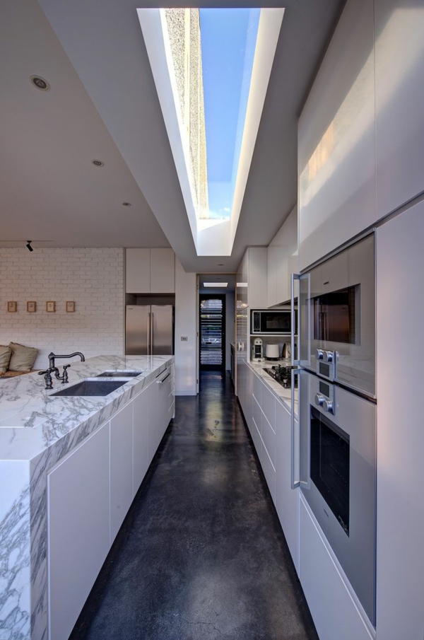 plan-de-travail-en-marbre-cuisine-avec-une-longue-verrière-de-toit