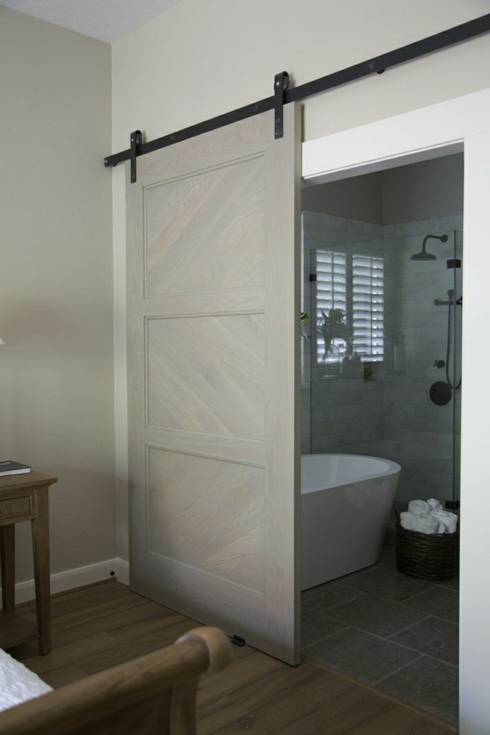 porte-coulissante-intérieur-salle-de-bain-moderne-sol-en-bois-chambre-a-coucher