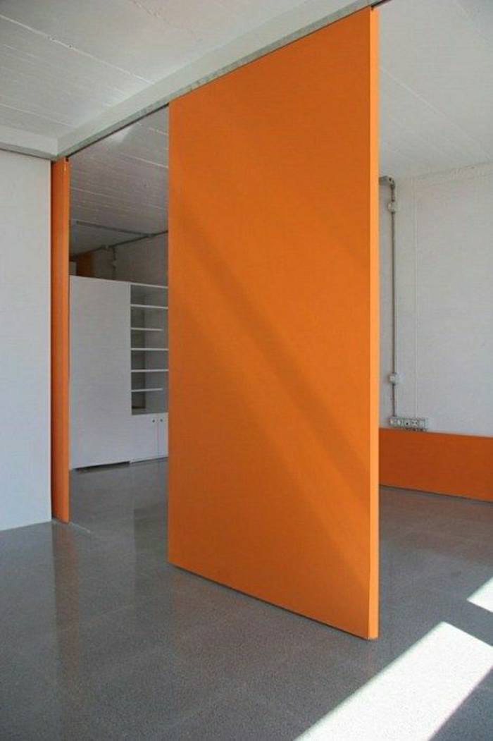 porte-coulissante-orange-intérieur-moderne-porte-en-bois-sol-en-lin-gris