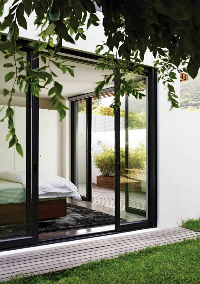 porte-d-extérieur-coulissante-lit-chambre-a-coucher-murs-en-verre-idée-aménagement